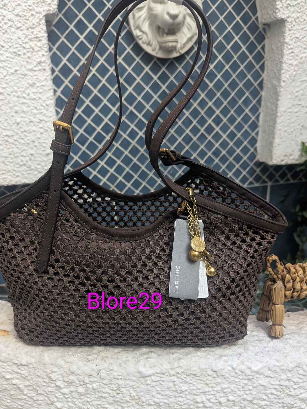 Small tote bag with straw effect. Lining and interior pocket. Zipper closure.